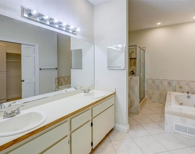 7032 River Run Boulevard - Photo Thumbnail 14