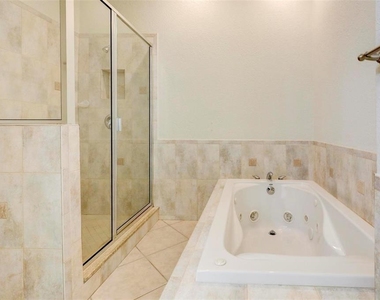 7032 River Run Boulevard - Photo Thumbnail 13