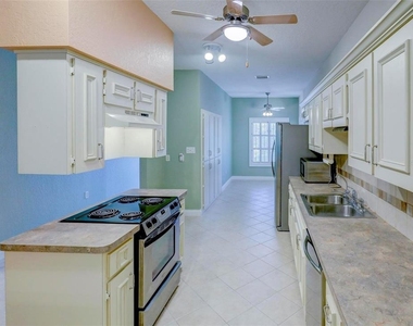 7032 River Run Boulevard - Photo Thumbnail 4
