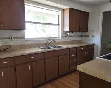 6430 Lomand Avenue - Photo Thumbnail 5