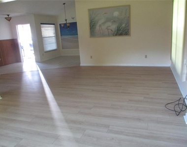 1750 Atrium Drive - Photo Thumbnail 3