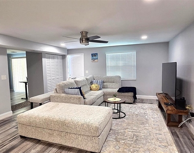 5105 Tangerine Avenue S - Photo Thumbnail 7