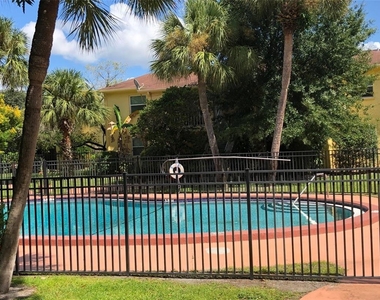 7501 Gallineta Court - Photo Thumbnail 10