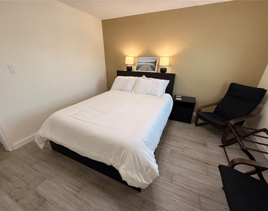 4942 Coquina Key Drive Se - Photo Thumbnail 15