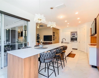 790 Carmel La - Photo Thumbnail 13