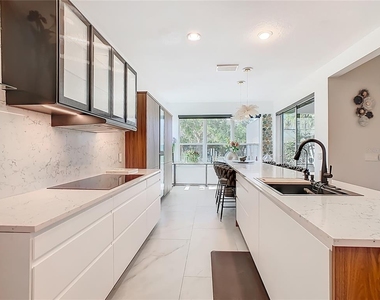 790 Carmel La - Photo Thumbnail 9