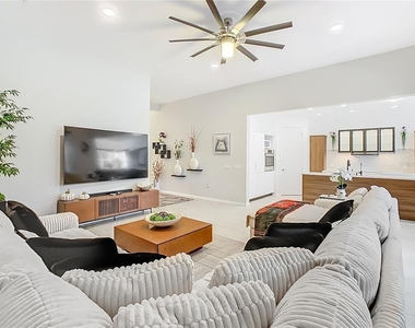790 Carmel La - Photo Thumbnail 3