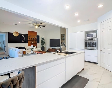 790 Carmel La - Photo Thumbnail 12