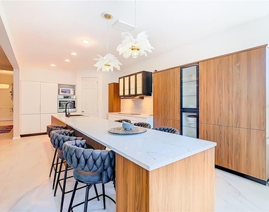 790 Carmel La - Photo Thumbnail 14