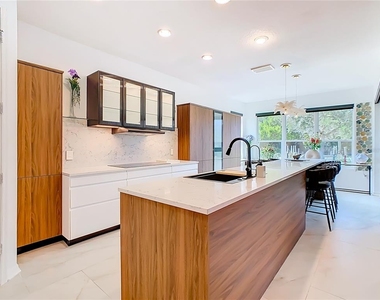 790 Carmel La - Photo Thumbnail 7