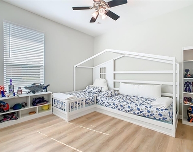 790 Carmel La - Photo Thumbnail 28