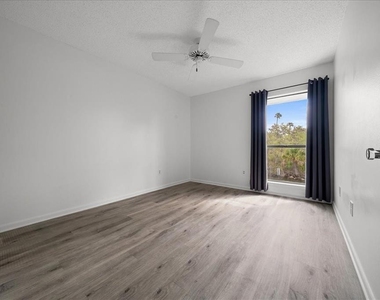 2925 N Rivers Edge Boulevard - Photo Thumbnail 13