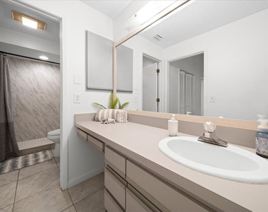 2925 N Rivers Edge Boulevard - Photo Thumbnail 3