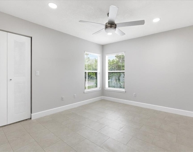 2504 Grassy Point Drive - Photo Thumbnail 16