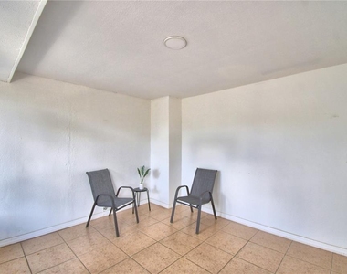 2405 Roslyn Lane - Photo Thumbnail 2