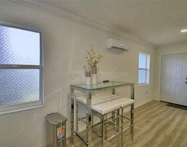 2405 Roslyn Lane - Photo Thumbnail 9