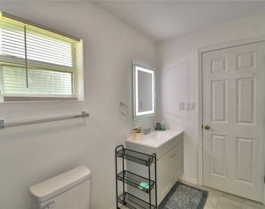 2405 Roslyn Lane - Photo Thumbnail 17