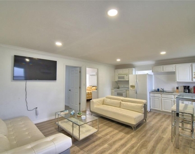 2405 Roslyn Lane - Photo Thumbnail 5