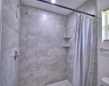 2405 Roslyn Lane - Photo Thumbnail 16