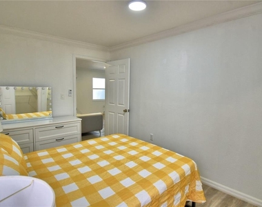 2405 Roslyn Lane - Photo Thumbnail 25