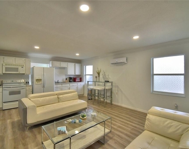 2405 Roslyn Lane - Photo Thumbnail 6