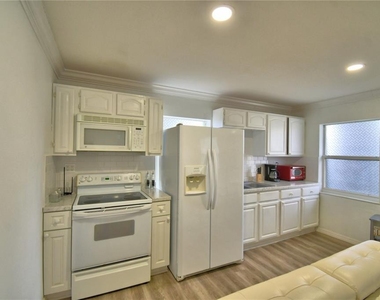 2405 Roslyn Lane - Photo Thumbnail 7