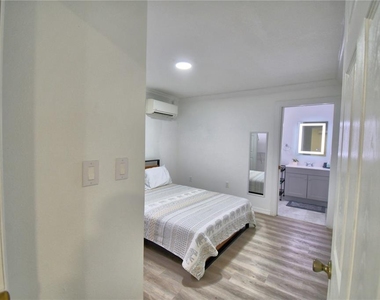 2405 Roslyn Lane - Photo Thumbnail 11