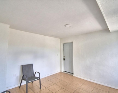 2405 Roslyn Lane - Photo Thumbnail 3
