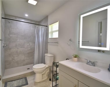 2405 Roslyn Lane - Photo Thumbnail 18