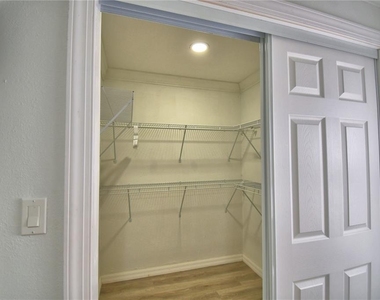 2405 Roslyn Lane - Photo Thumbnail 22