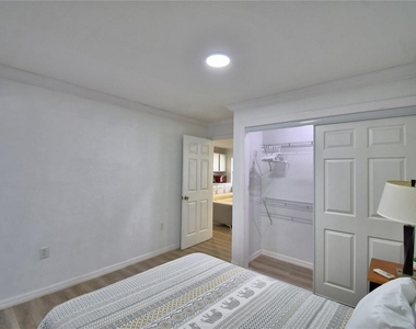 2405 Roslyn Lane - Photo Thumbnail 14