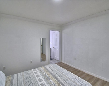 2405 Roslyn Lane - Photo Thumbnail 12