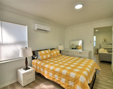 2405 Roslyn Lane - Photo Thumbnail 23