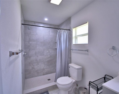 2405 Roslyn Lane - Photo Thumbnail 15