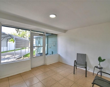 2405 Roslyn Lane - Photo Thumbnail 4