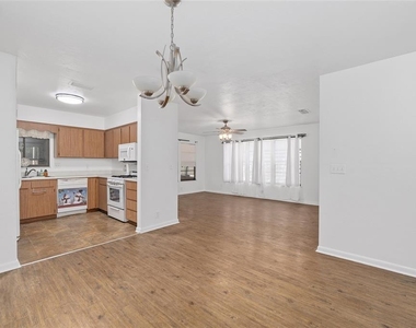 8479 Nw 38th Drive - Photo Thumbnail 5