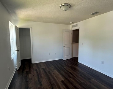 15 Renshaw Drive - Photo Thumbnail 23