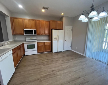 13282 Sw Pembroke Circle N - Photo Thumbnail 3