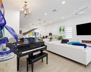 7520 N Coolidge Avenue - Photo Thumbnail 4