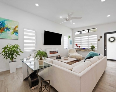 7520 N Coolidge Avenue - Photo Thumbnail 8