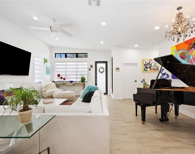 7520 N Coolidge Avenue - Photo Thumbnail 2