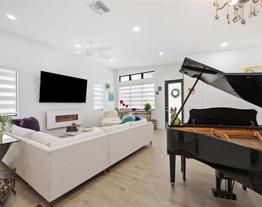 7520 N Coolidge Avenue - Photo Thumbnail 9
