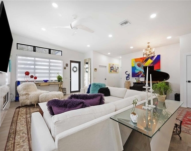 7520 N Coolidge Avenue - Photo Thumbnail 10