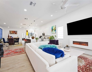 7520 N Coolidge Avenue - Photo Thumbnail 5