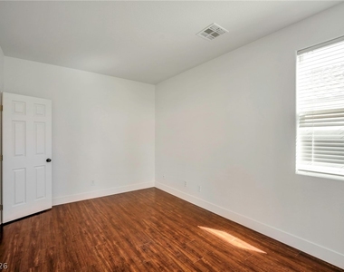 9711 Spinnaker Creek Avenue - Photo Thumbnail 31