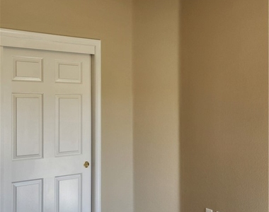 1561 Bonner Springs Drive - Photo Thumbnail 4