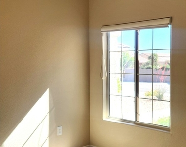 1561 Bonner Springs Drive - Photo Thumbnail 2