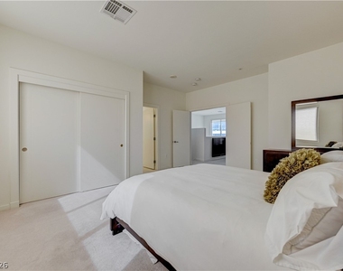 4535 Dean Martin Drive - Photo Thumbnail 34