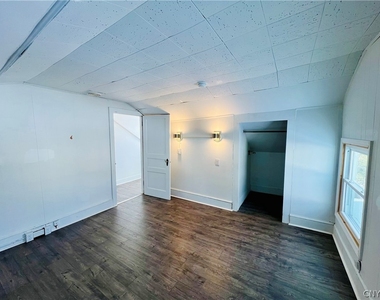140 E Oneida Street - Photo Thumbnail 16