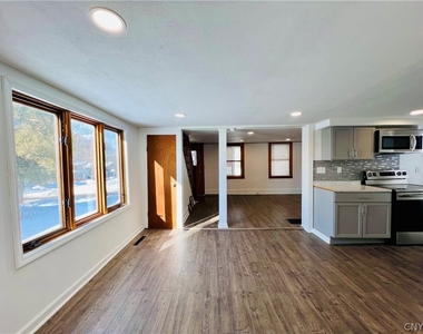 140 E Oneida Street - Photo Thumbnail 8